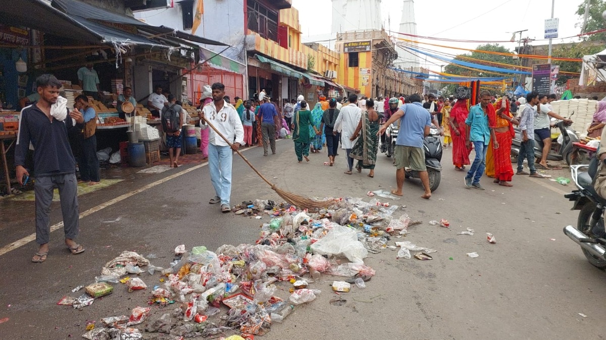 Mathura News: मुड़िया पूर्णिमा में पुण्य कमाने आए श्रद्धालु, तलहटी में छोड़ गए गंदगी, मेले के बाद कूड़े से पटा गिरिराज परिक्रमा मार्ग