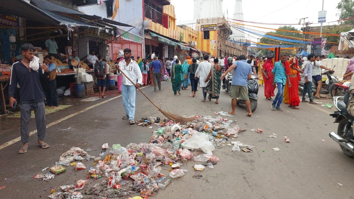 Mathura News: मुड़िया पूर्णिमा में पुण्य कमाने आए श्रद्धालु, तलहटी में छोड़ गए गंदगी, मेले के बाद कूड़े से पटा गिरिराज परिक्रमा मार्ग मुड़िया पूर्णिमा में पुण्य कमाने आए श्रद्धालु, तलहटी में छोड़ गए गंदगी, मेले के बाद कूड़े से पटा गिरिराज परिक्रमा मार्ग