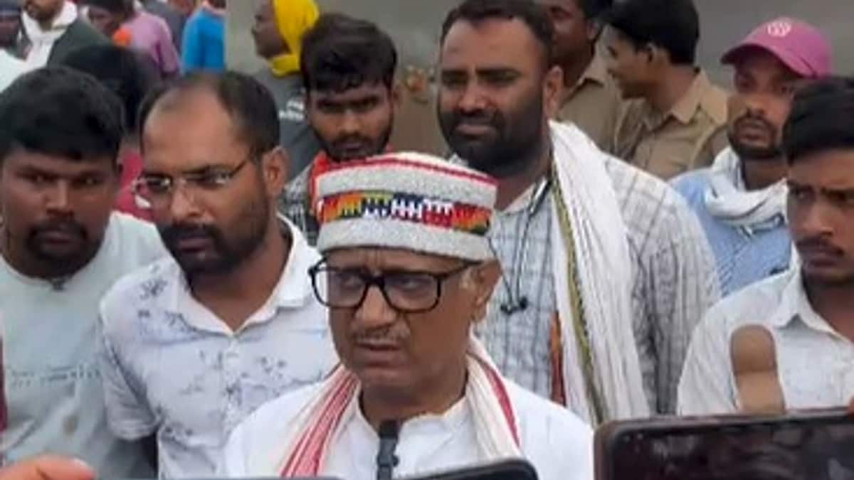 Mirzapur News: मिर्जापुर में भीषण सड़क हादसा, अनियंत्रित कंटेनर ने सो रहे पिता-पुत्र को रौंदा, दोनों की मौके पर मौत मिर्जापुर में भीषण सड़क हादसा, अनियंत्रित कंटेनर ने सो रहे पिता-पुत्र को रौंदा, दोनों की मौके पर मौत
