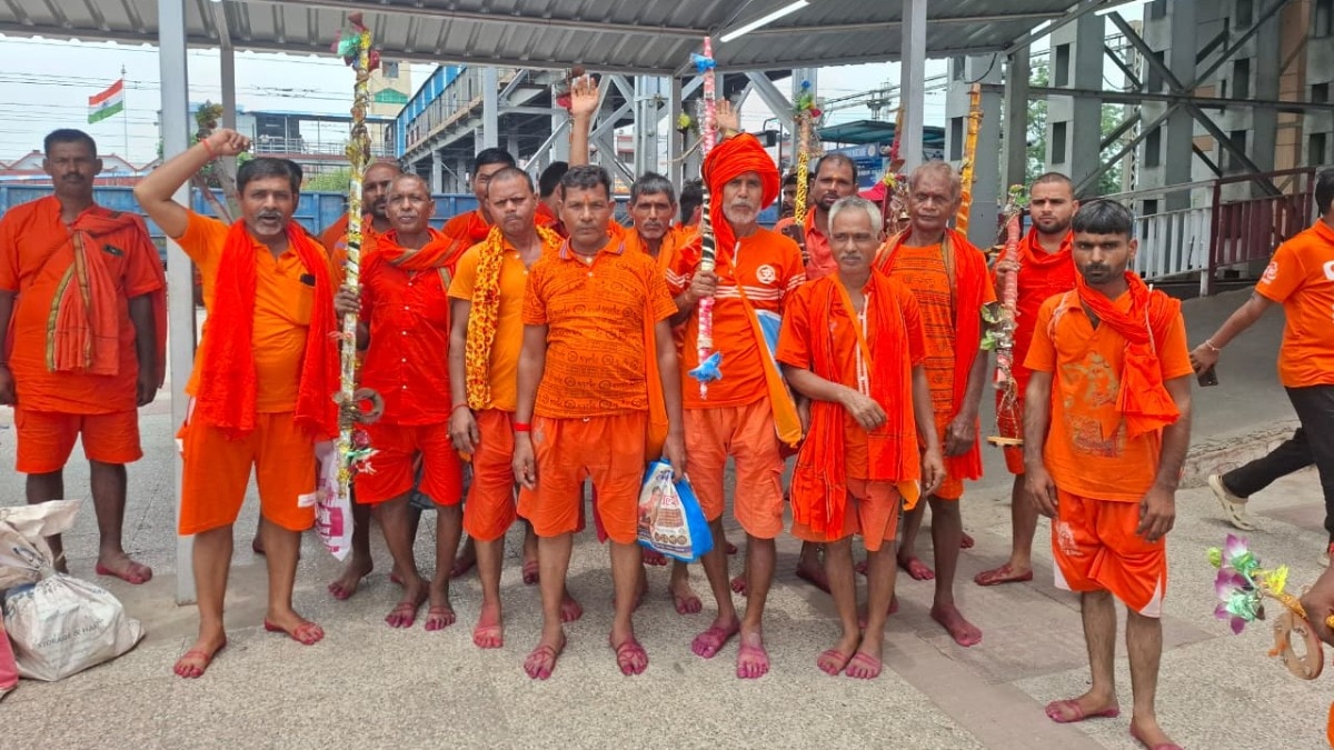Chandauli News: ‘बोल बम’ के जयघोष से गूंजा मुगलसराय स्टेशन, बाबा बैद्यनाथ के लिए रवाना हुए हजारों शिवभक्त