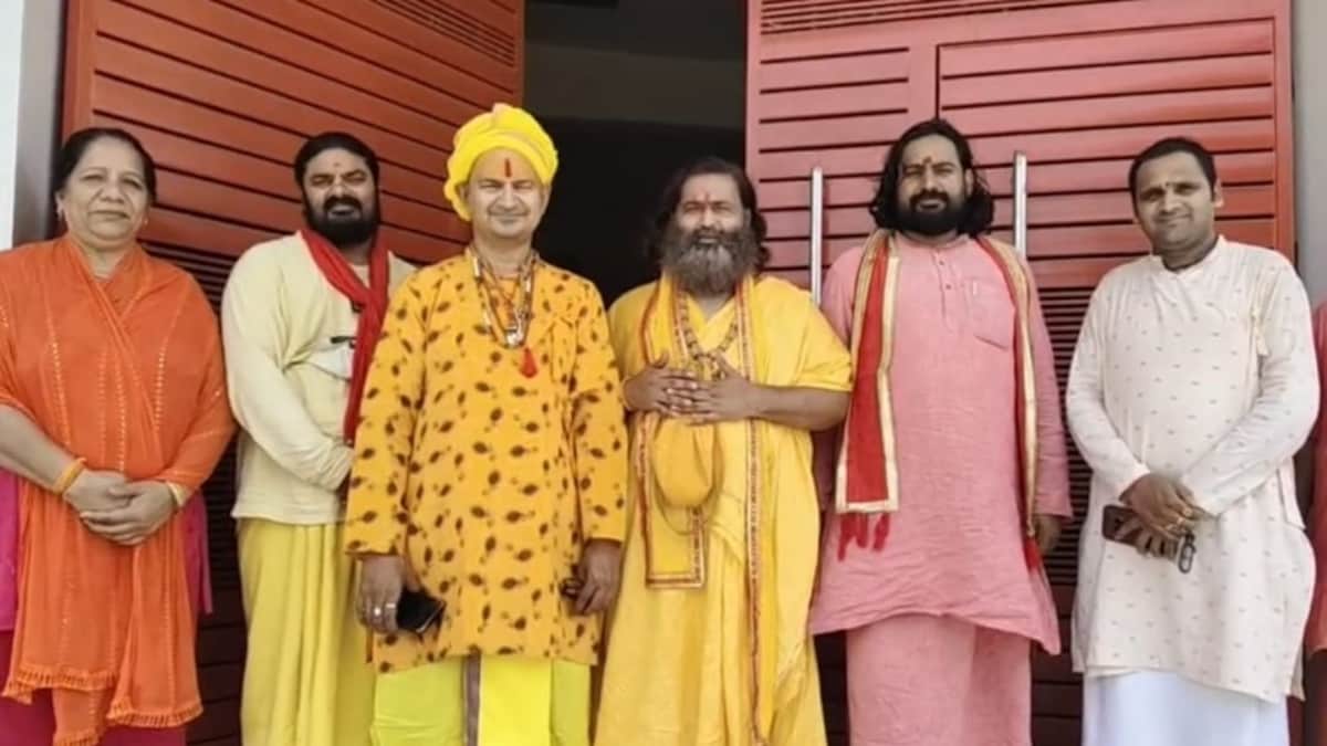 Mathura News: शादाब चौहान के कांवड़ यात्रा वाले बयान पर संत समाज में उबाल, कार्रवाई की उठी मांग शादाब चौहान के कांवड़ यात्रा वाले बयान पर संत समाज में उबाल, कार्रवाई की उठी मांग