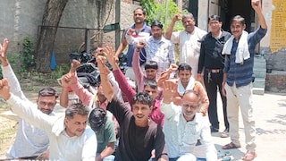 Mathura News: राया में विद्युत संविदा कर्मियों की हड़ताल, नियमितीकरण समेत मांगों को लेकर सरकार के खिलाफ प्रदर्शन राया में विद्युत संविदा कर्मियों की हड़ताल, नियमितीकरण समेत मांगों को लेकर सरकार के खिलाफ प्रदर्शन