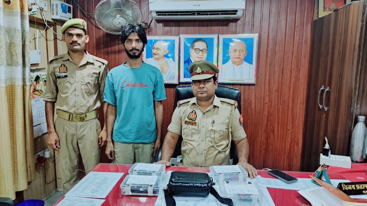 Chandauli News: मुगलसराय में साइबर ठगी गिरोह का भंडाफोड़, एक आरोपी गिरफ्तार, 21 डेबिट कार्ड और 4 मोबाइल बरामद मुगलसराय में साइबर ठगी गिरोह का भंडाफोड़, एक आरोपी गिरफ्तार, 21 डेबिट कार्ड और 4 मोबाइल बरामद