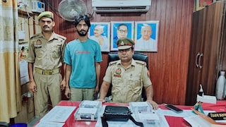 Chandauli News: मुगलसराय में साइबर ठगी गिरोह का भंडाफोड़, एक आरोपी गिरफ्तार, 21 डेबिट कार्ड और 4 मोबाइल बरामद मुगलसराय में साइबर ठगी गिरोह का भंडाफोड़, एक आरोपी गिरफ्तार, 21 डेबिट कार्ड और 4 मोबाइल बरामद