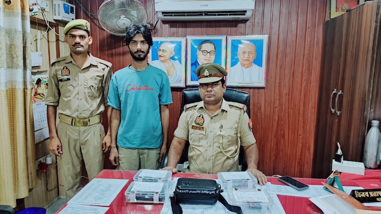 Chandauli News: मुगलसराय में साइबर ठगी गिरोह का भंडाफोड़, एक आरोपी गिरफ्तार, 21 डेबिट कार्ड और 4 मोबाइल बरामद मुगलसराय में साइबर ठगी गिरोह का भंडाफोड़, एक आरोपी गिरफ्तार, 21 डेबिट कार्ड और 4 मोबाइल बरामद