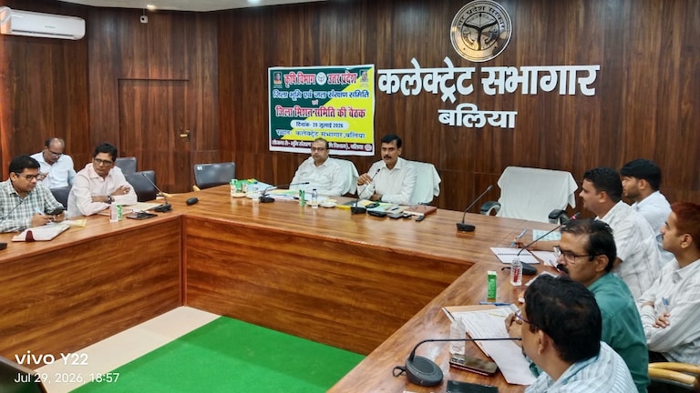 Ballia News: बलिया में स्कूलों की बदहाली पर डीएम का एक्शन, बिजली कनेक्शन न होने पर कई बीईओ का वेतन रोका बलिया में स्कूलों की बदहाली पर डीएम का एक्शन, बिजली कनेक्शन न होने पर कई बीईओ का वेतन रोका