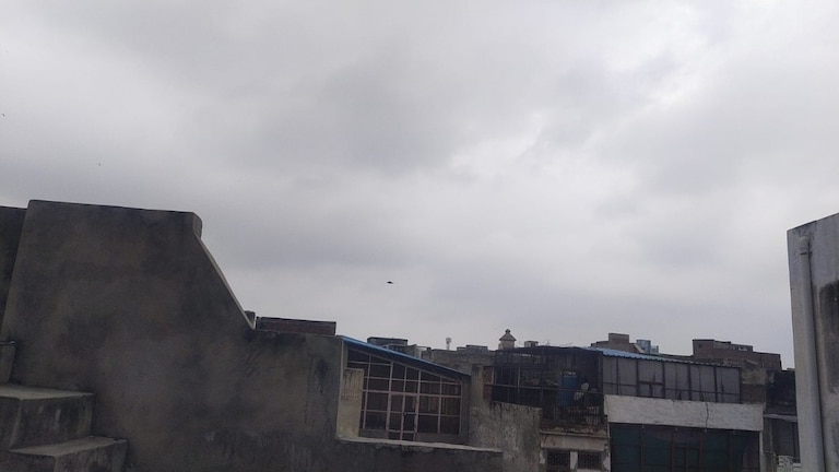 Mathura Weather Update: मथुरा में आज मौसम का यू-टर्न, उमस के बीच बारिश और तेज हवाओं का अलर्ट मथुरा में आज मौसम का यू-टर्न: उमस के बीच बारिश और तेज हवाओं का अलर्ट