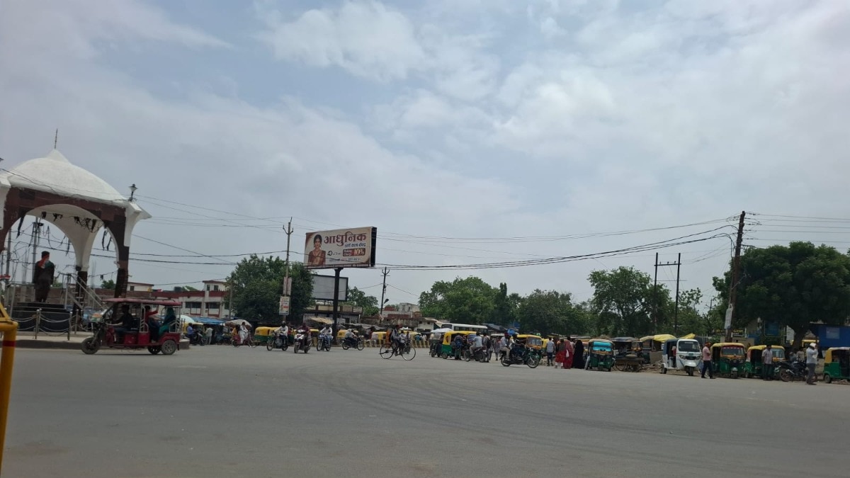 Chandauli  Weather Update: चंदौली में बादलों की ओट में निकली तेज धूप, उमस भरी गर्मी से लोग बेहाल, जानिए आज का तापमान