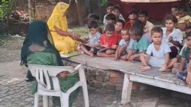 Chandauli News: आंगनबाड़ी भवन पर उठे सवाल, ईशान मिल्की ने जांच की मांग के साथ बच्चों के लिए आधा बीघा जमीन दान की पेशकश आंगनबाड़ी भवन पर उठे सवाल, ईशान मिल्की ने जांच की मांग के साथ बच्चों के लिए आधा बीघा जमीन दान की पेशकश