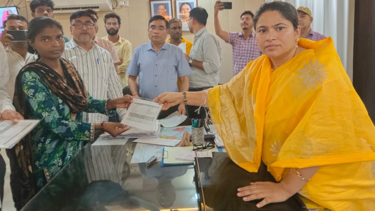 एक आदेश, बड़ी राहत, डीएम की त्वरित कार्रवाई से किडनी मरीज महिला को मिला अन्त्योदय कार्ड