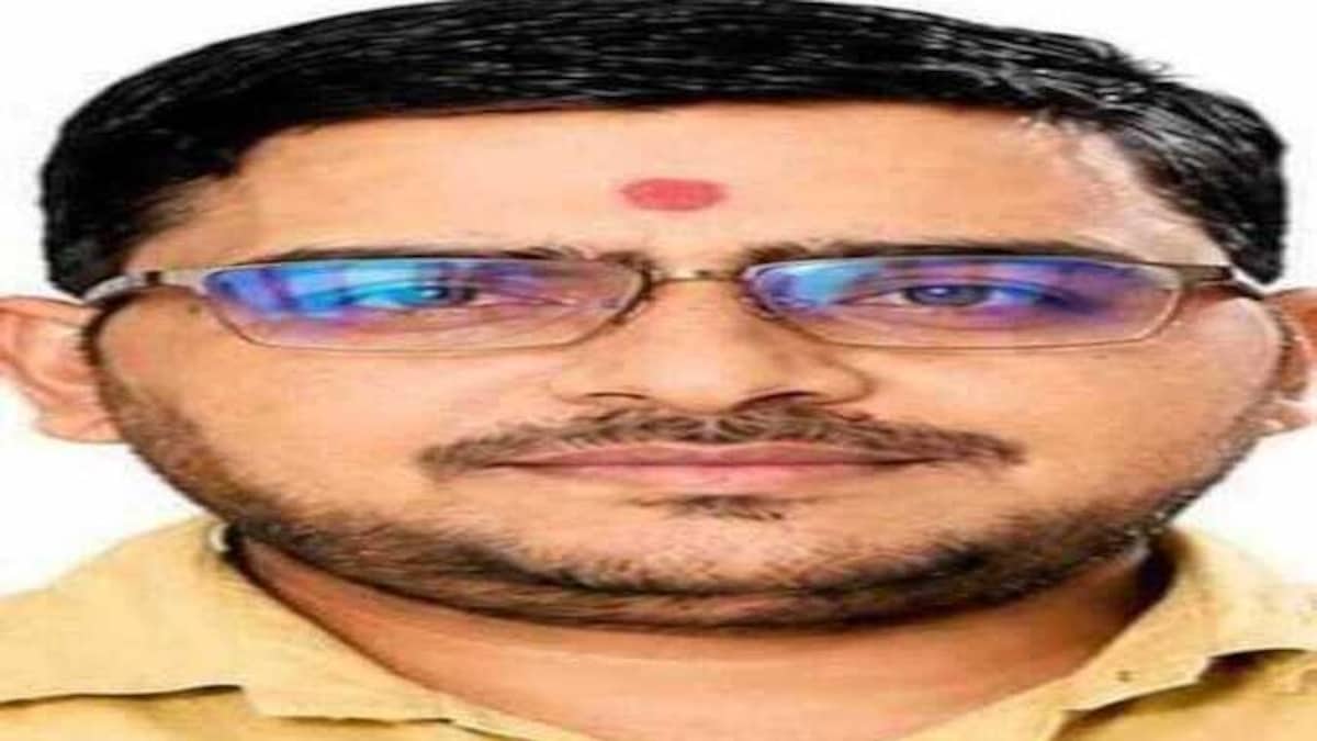 Mathura News: संसद परिसर में साधु वेश और दान पेटी के प्रतीकात्मक प्रदर्शन पर भाजपा ने जताई आपत्ति संसद परिसर में साधु वेश और दान पेटी के प्रतीकात्मक प्रदर्शन पर भाजपा ने जताई आपत्ति