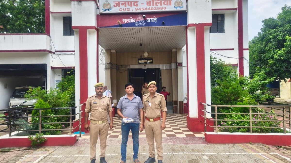 Ballia News: पत्नी की हत्या की कोशिश, मायके पहुंचे पति ने सरेआम तान दी पिस्टल, फायरिंग के बाद गिरफ्तार