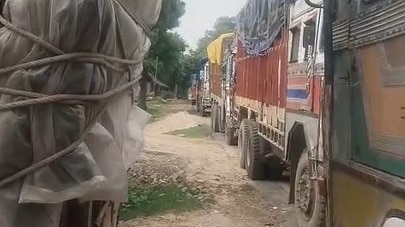 Mirzapur News: गोदाम में जगह नहीं, सड़क पर भीग रहा सरकारी गेहूं, ट्रकों की लंबी कतार से बढ़ी सड़ने की आशंका