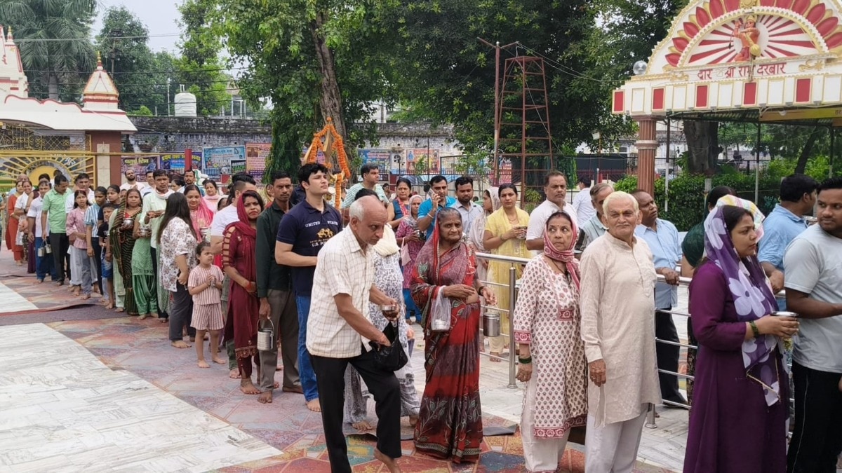Saharanpur News: सावन के पहले सोमवार पर भूतेश्वर महादेव मंदिर में उमड़ा आस्था का सैलाब, हजारों श्रद्धालुओं ने किया जलाभिषेक