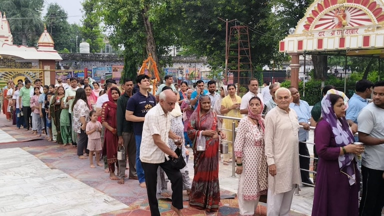 Saharanpur News: सावन के पहले सोमवार पर भूतेश्वर महादेव मंदिर में उमड़ा आस्था का सैलाब, हजारों श्रद्धालुओं ने किया जलाभिषेक सावन के पहले सोमवार पर भूतेश्वर महादेव मंदिर में उमड़ा आस्था का सैलाब, हजारों श्रद्धालुओं ने किया जलाभिषेक