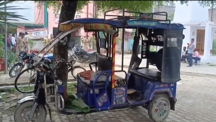 सावन के पहले सोमवार जलाभिषेक कर लौट रहे श्रद्धालुओं का ई-रिक्शा दुर्घटनाग्रस्त, एक की मौत, 8 घायल