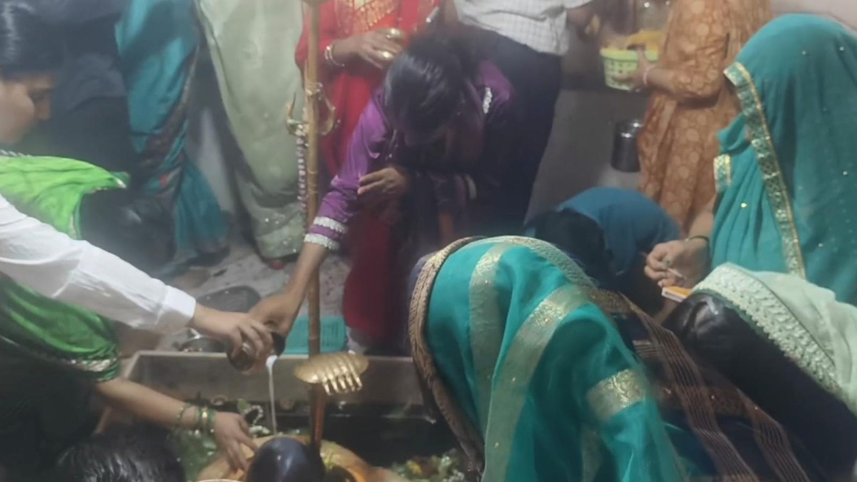 Chandauli News: सावन के पहले सोमवार पर मुगलसराय के शिवालयों में उमड़ी श्रद्धालुओं की भीड़, चाक-चौबंद रही सुरक्षा व्यवस्था