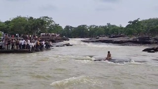 Chandauli News: प्रतिबंध के बावजूद राजदरी जलप्रपात में उतरा युवक, तेज बहाव में बहा ग्रामीणों ने किया रेस्क्यू प्रतिबंध के बावजूद राजदरी जलप्रपात में उतरा युवक, तेज बहाव में बहा ग्रामीणों ने किया रेस्क्यू