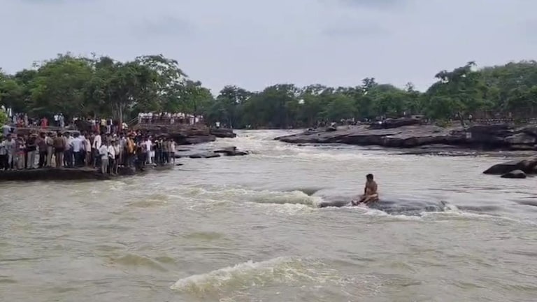 Chandauli News: प्रतिबंध के बावजूद राजदरी जलप्रपात में उतरा युवक, तेज बहाव में बहा ग्रामीणों ने किया रेस्क्यू प्रतिबंध के बावजूद राजदरी जलप्रपात में उतरा युवक, तेज बहाव में बहा ग्रामीणों ने किया रेस्क्यू