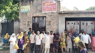Mathura News: मथुरा में राशन वितरण पर सवाल, ग्रामीणों ने डीलर के खिलाफ खोला मोर्चा मथुरा में राशन वितरण पर सवाल, ग्रामीणों ने डीलर के खिलाफ खोला मोर्चा