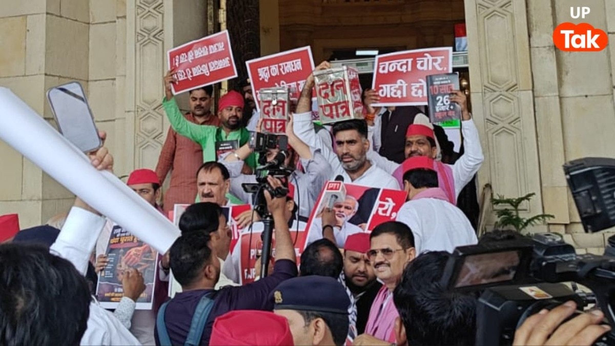 यूपी विधानसभा में दान पात्र लेकर पहुंचे सपा विधायक, तभी अतुल प्रधान ने कह दी 'बड़े नाम' वाली बात