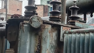 Mirzapur News: मिर्जापुर में आकाशीय बिजली से 400 केवीए ट्रांसफार्मर क्षतिग्रस्त, लगभग 400 उपभोक्ताओं की बिजली गुल मिर्जापुर में आकाशीय बिजली से 400 केवीए ट्रांसफार्मर क्षतिग्रस्त, लगभग 400 उपभोक्ताओं की बिजली गुल