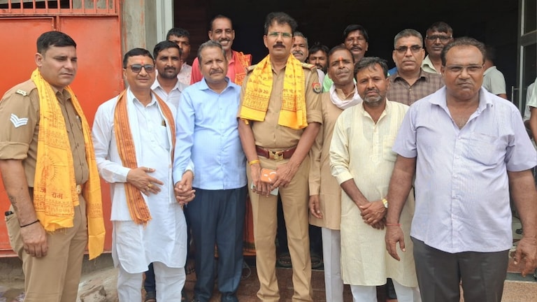 Mathura News: सावन के पहले सोमवार को शिवालयों में उमड़ा आस्था का सैलाब, हर-हर महादेव के जयघोष से गूंजा कोसीकलां सावन के पहले सोमवार को शिवालयों में उमड़ा आस्था का सैलाब, हर-हर महादेव के जयघोष से गूंजा कोसीकलां