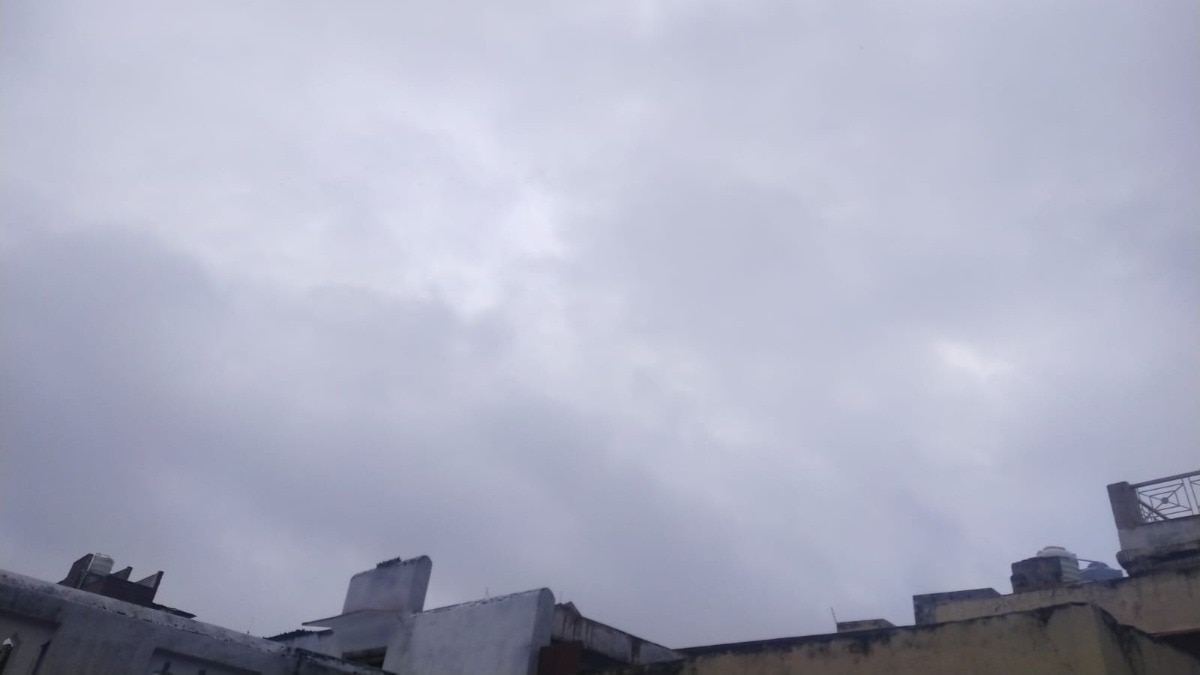 Mathura Weather Update: मथुरा में आज मौसम रहेगा सुहावना, बारिश और गरज-चमक के आसार, मौसम विभाग ने सतर्क रहने की दी सलाह