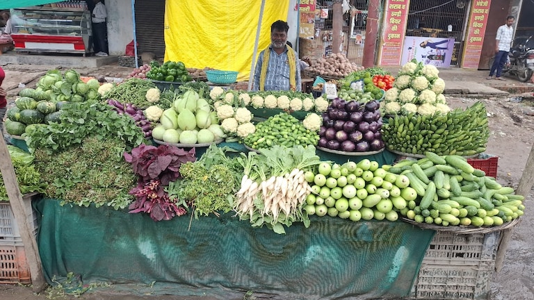 Chandauli Mandi Bhav Today: मंडी में सब्जियों के दाम में उतार-चढ़ाव, आलू-प्याज और हरी मिर्च के भाव चढ़े, जानिए आज का रेट मंडी में सब्जियों के दाम में उतार-चढ़ाव, आलू-प्याज और हरी मिर्च के भाव चढ़े, जानिए आज का रेट