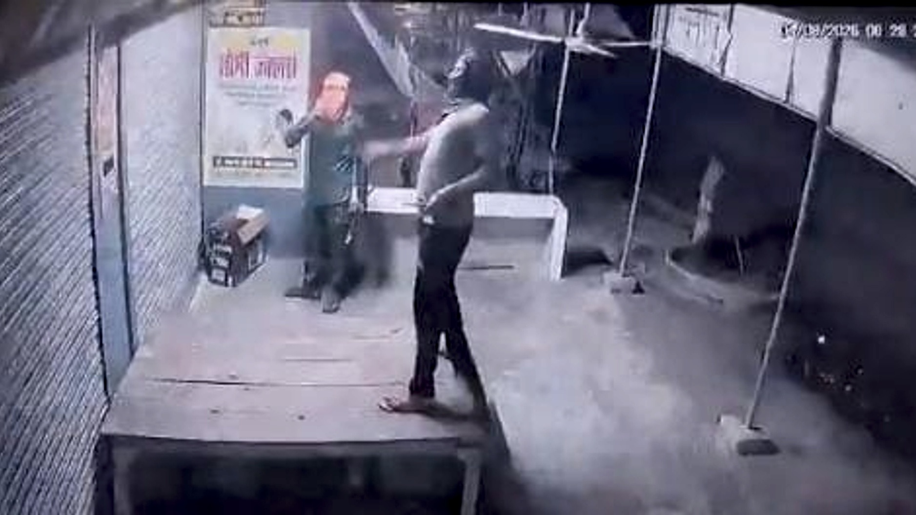 Raebareli News: पांच ज्वेलरी दुकानों में बड़ी चोरी, शटर काटकर लाखों के जेवरात ले गए नकाबपोश बदमाश