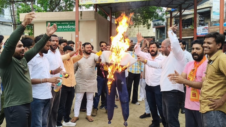 Saharanpur News: सहारनपुर में पप्पू यादव के विरोध में विहिप-बजरंग दल का प्रदर्शन, पुतला फूंककर जताया रोष सहारनपुर में पप्पू यादव के विरोध में विहिप-बजरंग दल का प्रदर्शन, पुतला फूंककर जताया रोष