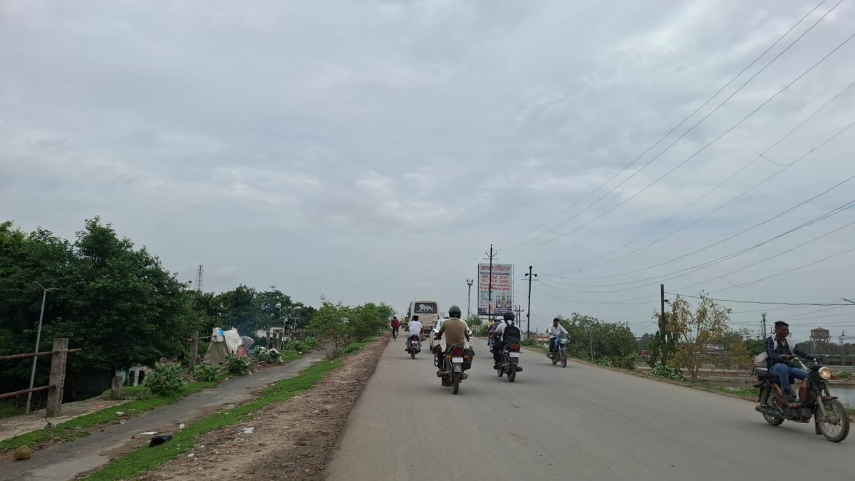 Chandauli Weather Update: बादल छाए, फिर भी उमस ने किया बेहाल, 30 डिग्री तापमान में पसीने से तर-बतर हुए लोग