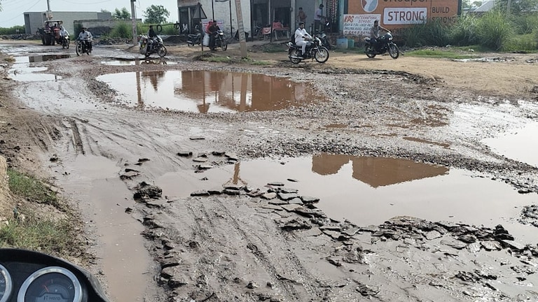 Mathura News: शाहपुर रोड ग्रामीणों के लिए बना नासूर, जलभराव और गड्ढों में गिरकर चोटिल हो रहे राहगीर शाहपुर रोड ग्रामीणों के लिए बना नासूर, जलभराव और गड्ढों में गिरकर चोटिल हो रहे राहगीर
