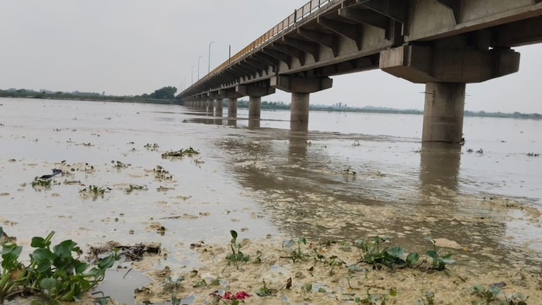 Raebareli News: दो दिन की राहत के बाद फिर बढ़ा गंगा का जलस्तर, डलमऊ कटरी में घुसा पानी, किसानों की बढ़ी चिंता दो दिन की राहत के बाद फिर बढ़ा गंगा का जलस्तर, डलमऊ कटरी में घुसा पानी, किसानों की बढ़ी चिंता