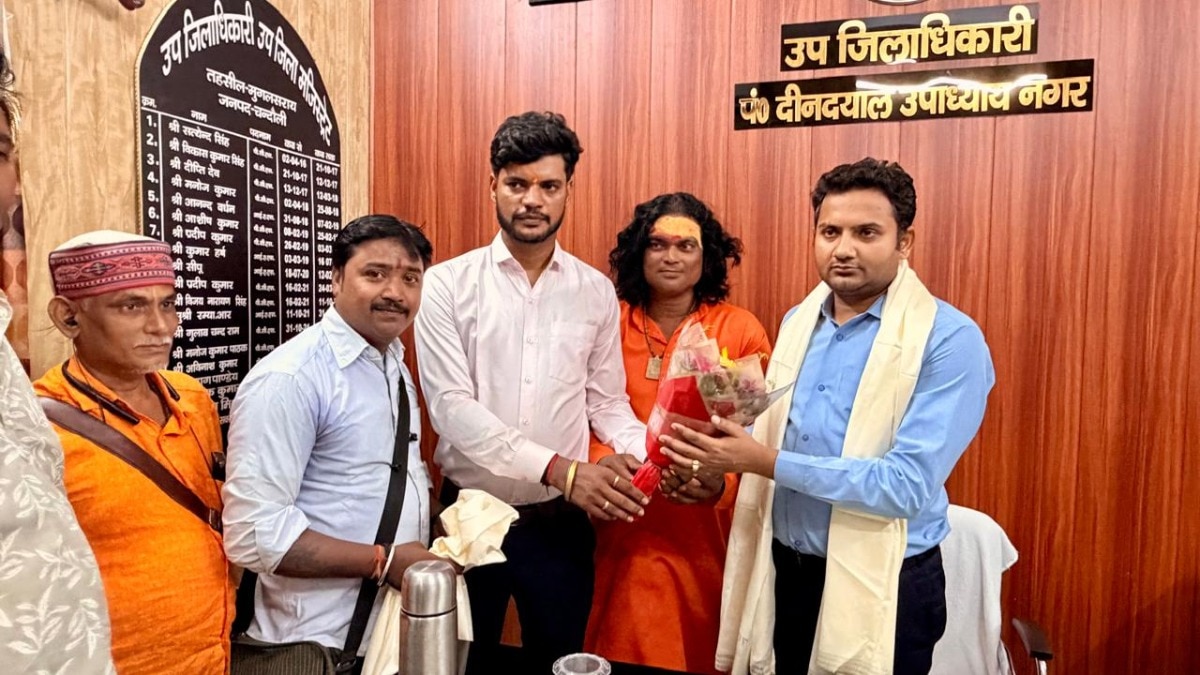 Chandauli News: काशी विश्वनाथ की स्मृति के साथ हुआ सम्मान, नए एसडीएम के स्वागत की हर ओर चर्चा