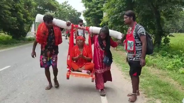 कांवड़ यात्रा में दिखी सेवा और संस्कार की मिसाल, बहू ने पालकी में सास को बैठाकर पूरी की यात्रा