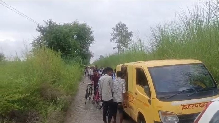 Raebareli News : लापरवाही का बाँध टूटा, रायबरेली में भदोखर के पास माइनर फटी, पानी-पानी हुआ रास्ता, स्कूल जाते मासूम फंसे, धान की फसलें जलमग्न