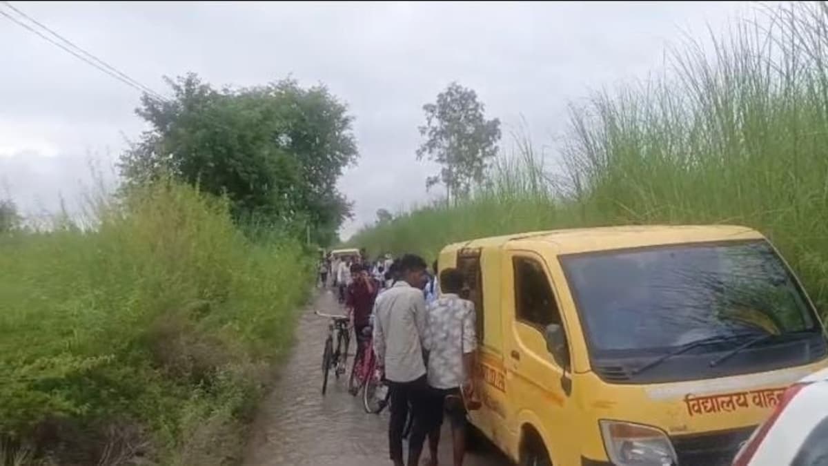 Raebareli News : लापरवाही का बाँध टूटा, रायबरेली में भदोखर के पास माइनर फटी, पानी-पानी हुआ रास्ता, स्कूल जाते मासूम फंसे, धान की फसलें जलमग्न लापरवाही का बाँध टूटा, रायबरेली में भदोखर के पास माइनर फटी, पानी-पानी हुआ रास्ता, स्कूल जाते मासूम फंसे, धान की फसलें जलमग्न