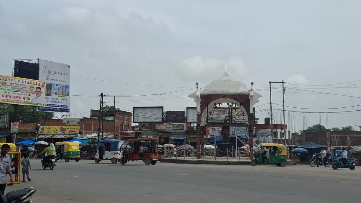 Chandauli Weather News: बारिश का इंतजार, उमस का वार, बादलों और धूप के बीच पसीने-पसीने हुए लोग