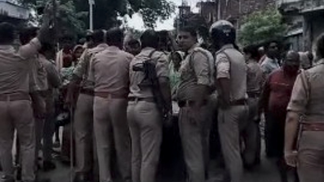 Amethi News: अंकित हत्याकांड में 38 घंटे तक नहीं हुआ अंतिम संस्कार, मुआवजा और सरकारी नौकरी की मांग पर अड़े परिजन