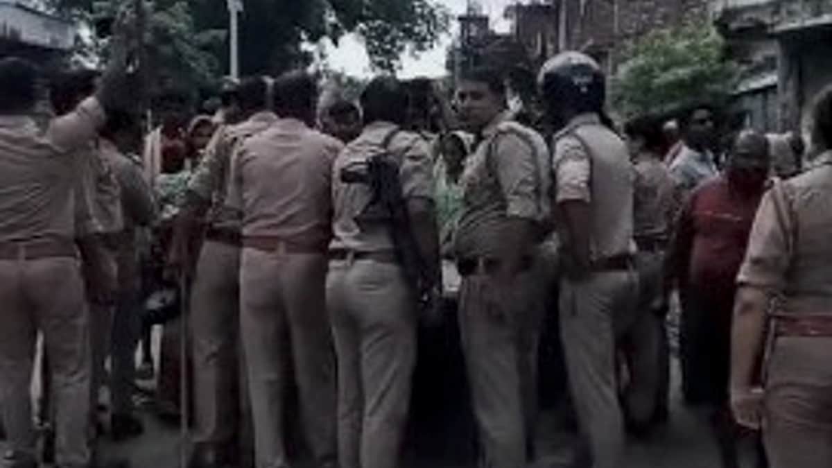 Amethi News: अंकित हत्याकांड में 38 घंटे तक नहीं हुआ अंतिम संस्कार, मुआवजा और सरकारी नौकरी की मांग पर अड़े परिजन अंकित हत्याकांड में 38 घंटे तक नहीं हुआ अंतिम संस्कार, मुआवजा और सरकारी नौकरी की मांग पर अड़े परिजन