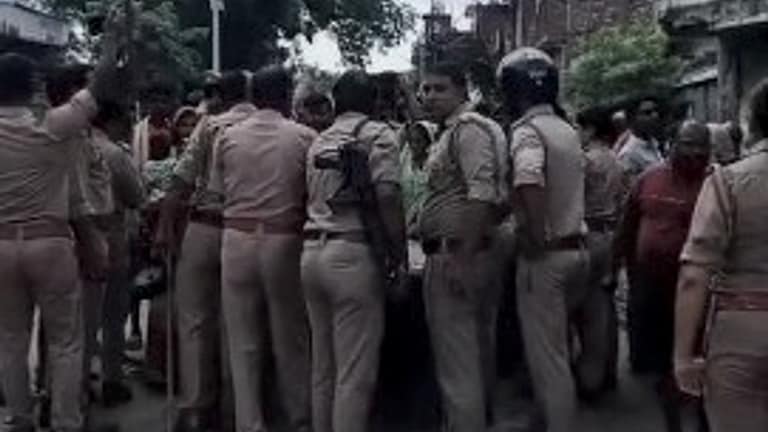 Amethi News: अंकित हत्याकांड में 38 घंटे तक नहीं हुआ अंतिम संस्कार, मुआवजा और सरकारी नौकरी की मांग पर अड़े परिजन अंकित हत्याकांड में 38 घंटे तक नहीं हुआ अंतिम संस्कार, मुआवजा और सरकारी नौकरी की मांग पर अड़े परिजन