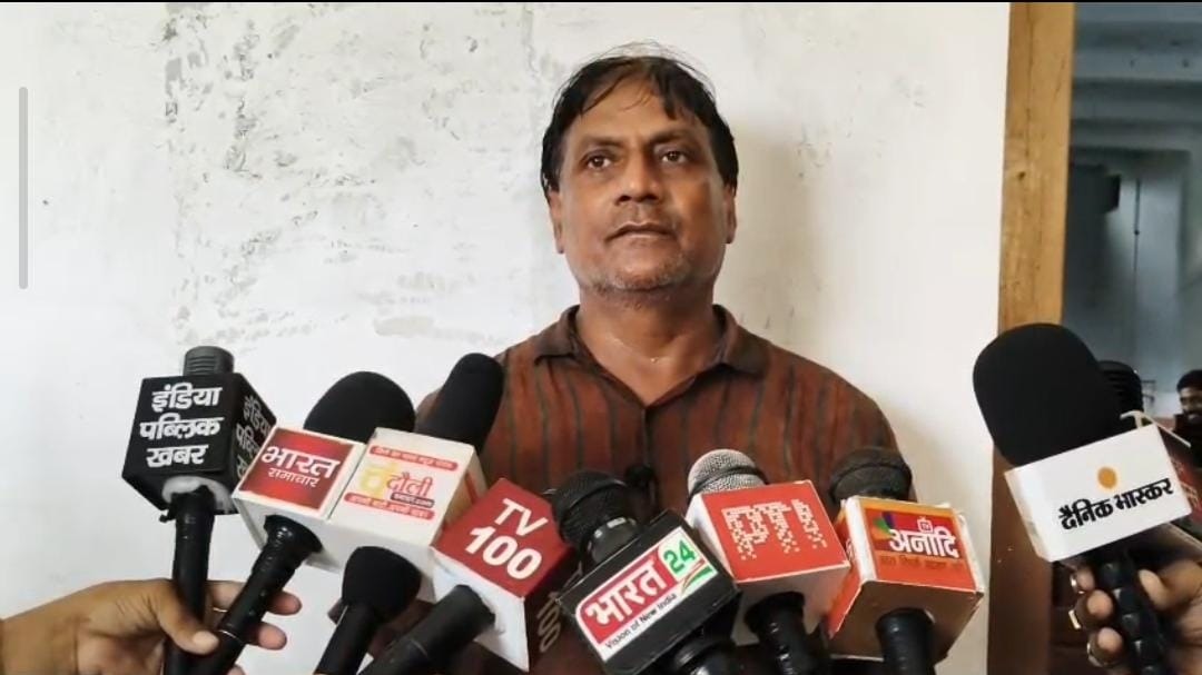 Chandauli News: नेशनल इंटर कॉलेज में परिचारक का आत्मदाह का प्रयास, वेतन रोकने और रिश्वत मांगने के लगाए आरोप