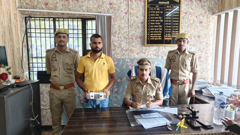 Chandauli News: चंदौली पुलिस के हत्थे चढ़ा इनामिया गौ-तस्कर, 187 करोड़ के नेटवर्क का खुलासा चंदौली पुलिस के हत्थे चढ़ा इनामिया गौ-तस्कर, 187 करोड़ के नेटवर्क का खुलासा