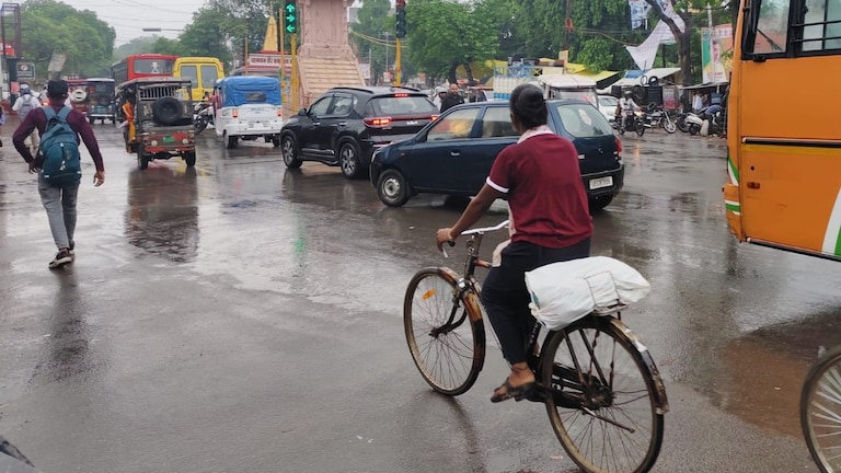 Raebareli Weather News: मौसम ने ली करवट, रायबरेली में रिमझिम फुहारों से राहत, पर मानसून की सुस्ती ने बढ़ाई किसानों की चिंता मौसम ने ली करवट, रायबरेली में रिमझिम फुहारों से राहत, पर मानसून की सुस्ती ने बढ़ाई किसानों की चिंता