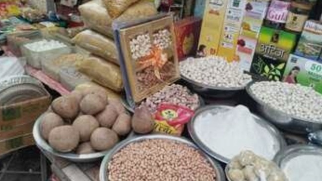 Raebareli Mandi Bhav Today: रायबरेली में महंगाई का झटका, सावन आते ही आसमान छूने लगे व्रत सामग्री के दाम, गरी-गोला और मखाना दोगुना महंगा