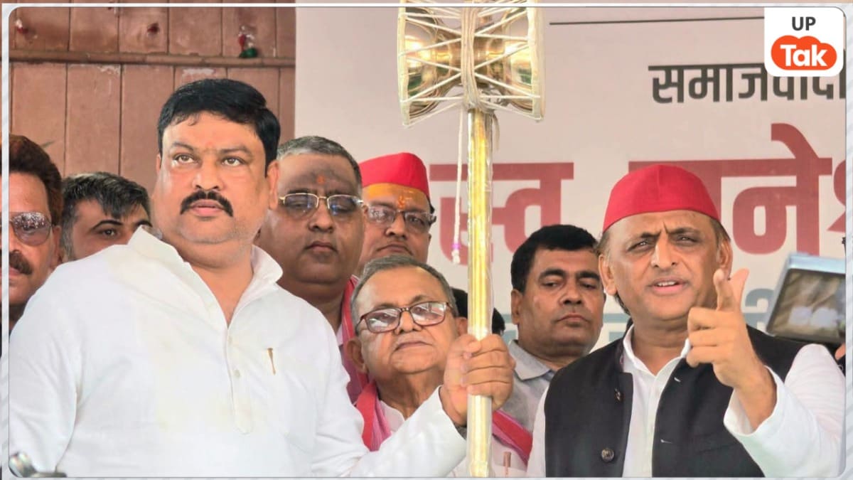 यूपी की सबसे चर्चित सीट अयोध्या पर अखिलेश यादव ने सपा के 'ब्राह्मण चेहरे' पवन पांडेय को बनाया अपना प्रत्याशी Akhilesh yadav with Pawan Pandey