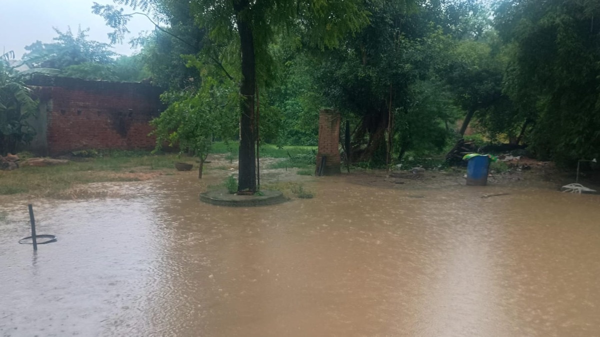 तेज बारिश से अमेठी ब्लॉक के कई गांवों में जलभराव, लोगों की बढ़ी परेशानी, तापमान गिरकर 25 डिग्री पहुंचा