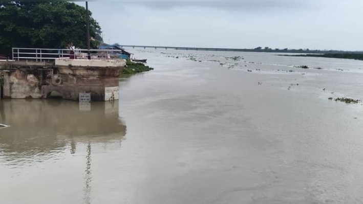 Raebareli News: डलमऊ में विकराल हुई गंगा, खतरे के निशान से 40 सेमी दूर जलस्तर, बाढ़ चौकियों से अमला गायब