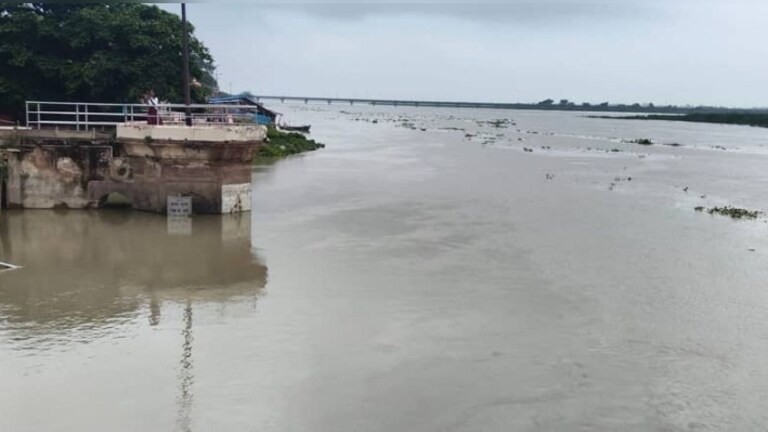 Raebareli News: डलमऊ में विकराल हुई गंगा, खतरे के निशान से 40 सेमी दूर जलस्तर, बाढ़ चौकियों से अमला गायब डलमऊ में विकराल हुई गंगा, खतरे के निशान से 40 सेमी दूर जलस्तर, बाढ़ चौकियों से अमला गायब